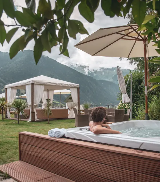 Mann sitz im Outdoor Whirlpool im Garten